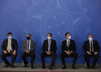 De máscara, Bolsonaro sanciona lei que viabiliza compra de vacinas de Pfizer e Janssen