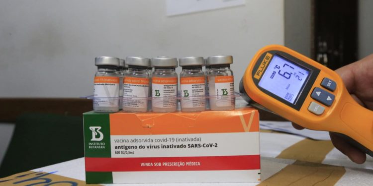 Ceará recebe mais de 370 mil vacinas contra Covid-19 nesta quinta-feira