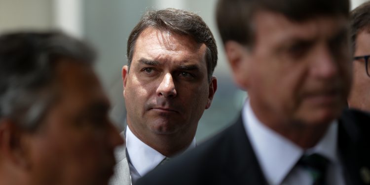 STJ adia julgamento de recursos de Flávio Bolsonaro que podem comprometer caso das ‘rachadinhas’