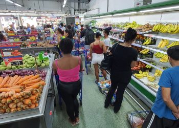 Em um ano de pandemia, preço dos alimentos sobe quase três vezes a inflação