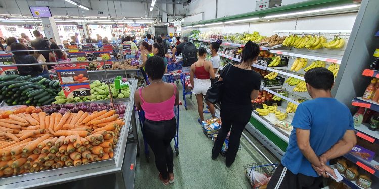 Em um ano de pandemia, preço dos alimentos sobe quase três vezes a inflação