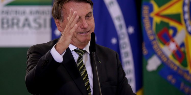 Bolsonaro sugere que lockdown leve a invasão de supermercado