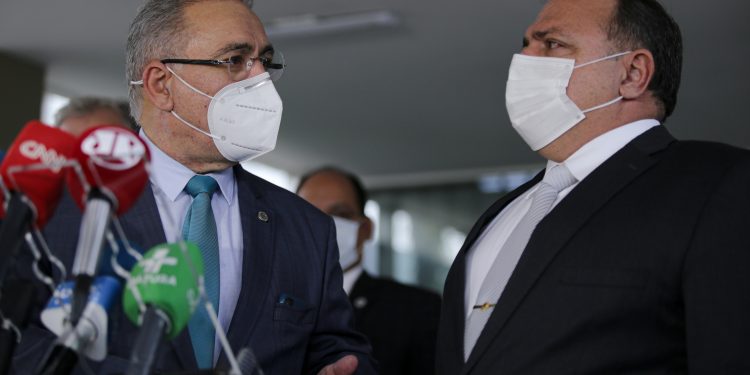 Sem nomeação de Queiroga, Ministério da Saúde tem ‘dois ministros’ no pico da pandemia