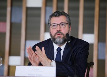 Ernesto Araújo deixa comando do Itamaraty após pressão do Congresso