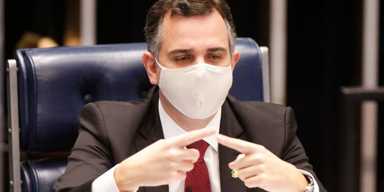 Sem citar Bolsonaro, Pacheco ataca ‘minoria desordeira’ e diz que negacionismo é brincadeira macabra