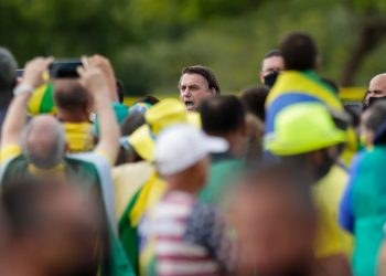 Estão esticando a corda, faço qualquer coisa pelo meu povo, diz Bolsonaro em aglomeração no Alvorada