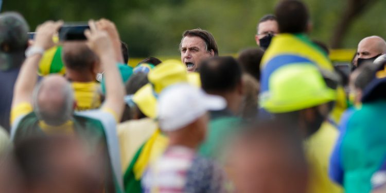 Estão esticando a corda, faço qualquer coisa pelo meu povo, diz Bolsonaro em aglomeração no Alvorada