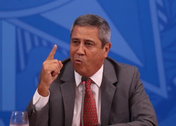 Ministro da Casa Civil de Bolsonaro sai de férias na semana em que país atinge 300 mil mortes por Covid