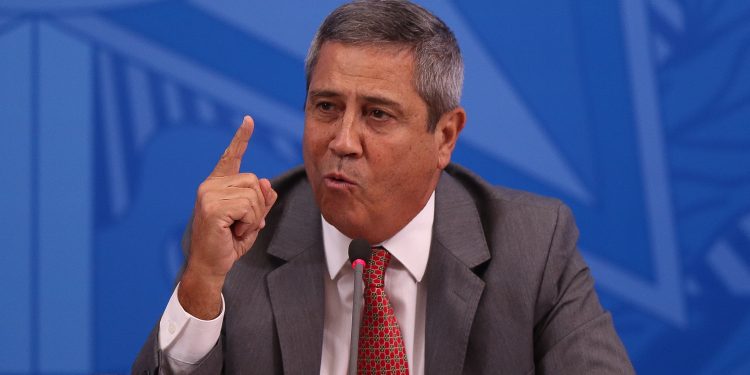 Ministro da Casa Civil de Bolsonaro sai de férias na semana em que país atinge 300 mil mortes por Covid