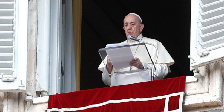 Covid-19 faz Papa cortar salários de cardeais e clérigos