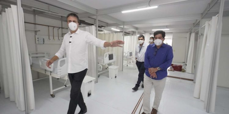 Camilo inspeciona montagem de mais 30 leitos de UTI na UPA da Praia do Futuro