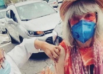 Rita Lee é vacinada contra a Covid-19 em São Paulo