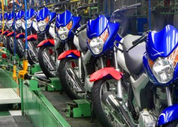 Venda de motos despenca em fevereiro puxada por paradas de produção em Manaus