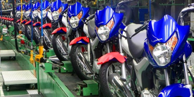 Venda de motos despenca em fevereiro puxada por paradas de produção em Manaus