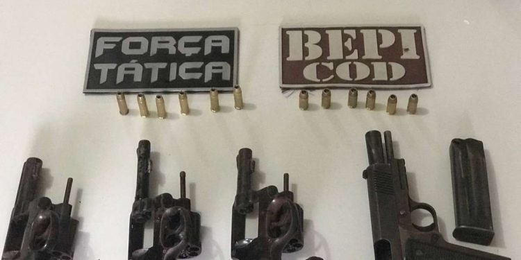 PMCE prende casal e apreende quatro armas de fogo em estrada de Aracati