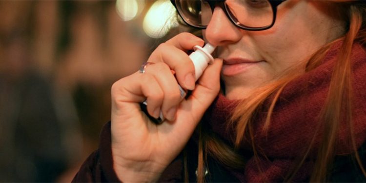 Spray nasal em teste não é milagre nem supera vacina, diz médico que liderou força anti-Covid em Israel