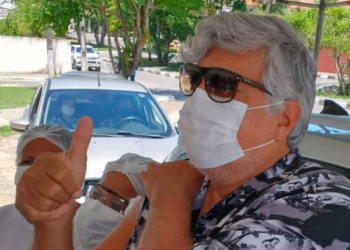 Sidney Magal, Reginaldo Faria e Maria Bethânia são vacinados contra Covid