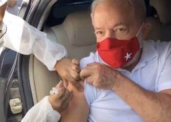 Ex-presidente Lula é vacinado contra a Covid-19