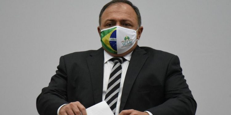 Ministro da Saúde Eduardo Pazuello pede afastamento do cargo e alega problemas de saúde