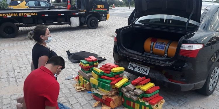 Casal é preso com 150 quilos de maconha em Aracati