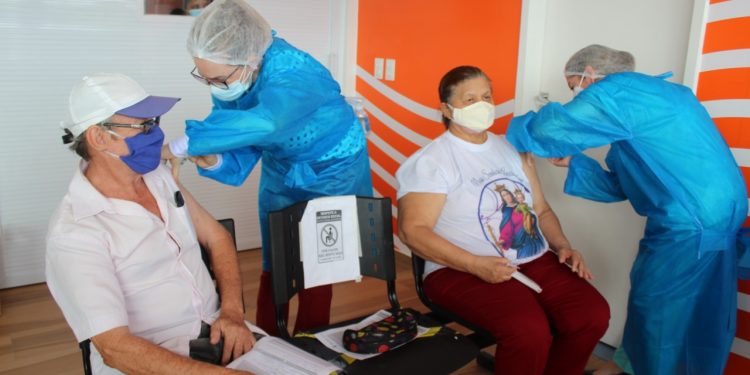 Aracati inicia a vacinação contra a Covid-19 para pessoas de 60 a 74 anos