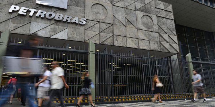Petrobras anuncia redução do preço da gasolina nas refinarias