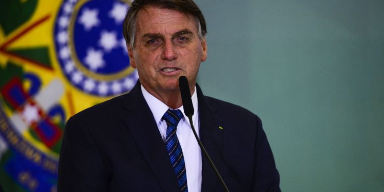 Bolsonaro assina MPs que liberam nova rodada do auxílio emergencial
