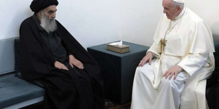 Papa encontra principal líder xiita no Iraque, que fala em paz aos cristãos em encontro histórico