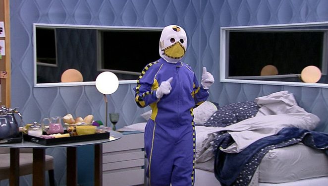 BBB 21: Carla Diaz retorna à casa vestida de Dummy e se declara para Arthur