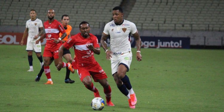 Copa do Nordeste: com gol de Bruno Melo, Fortaleza vence CRB