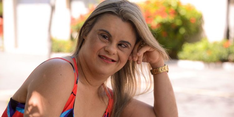 Primeira repórter com Down diz que sonha em entrevistar o rei Roberto