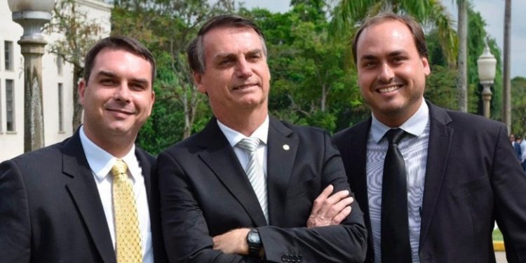 Quebra de sigilos do caso Flávio revela indícios de ‘rachadinha’ em gabinetes de Jair e Carlos Bolsonaro