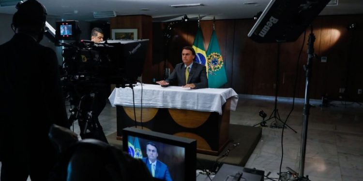 Bolsonaro é alvo de panelaços durante pronunciamento na TV
