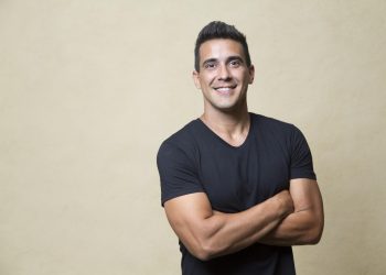 Boninho trolla André Marques antes de anunciá-lo como apresentador do No Limite