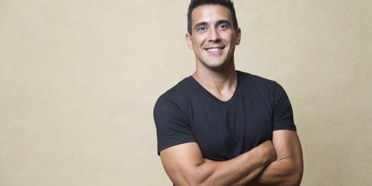 Boninho trolla André Marques antes de anunciá-lo como apresentador do No Limite