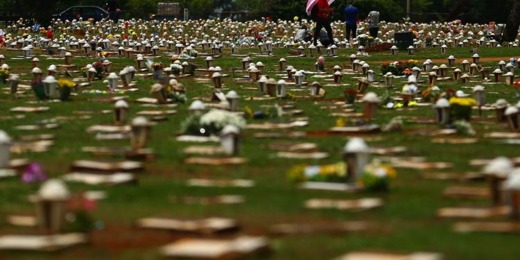 Brasil tem mais de 15 mil mortes pela Covid em uma semana, a pior da pandemia