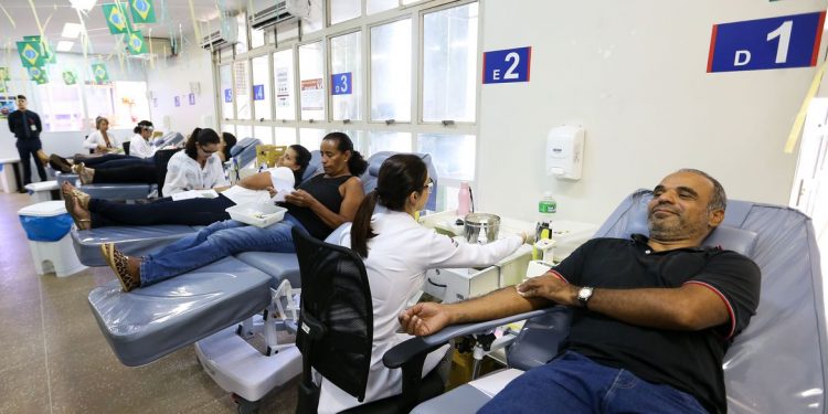 Covid-19: doações de sangue caem 20% e governo lança campanha