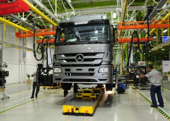 Mercedes-Benz suspende produção para evitar avanço da epidemia