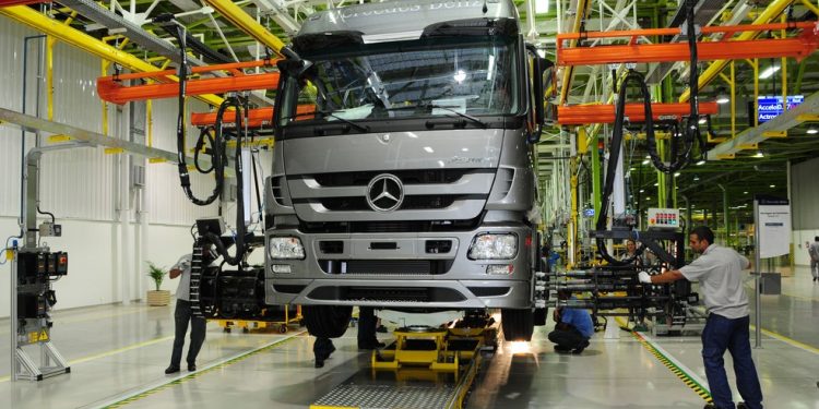 Mercedes-Benz suspende produção para evitar avanço da epidemia
