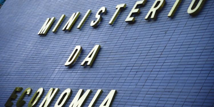 Guedes anuncia antecipação de 13º de beneficiários do INSS