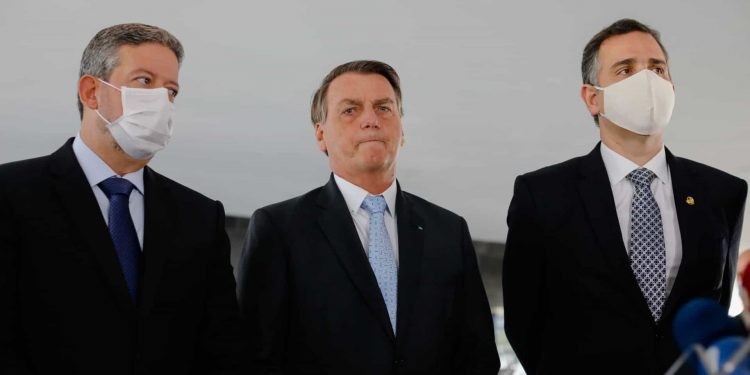 Bolsonaro acerta com Lira e Pacheco votação de PEC emergencial nesta semana