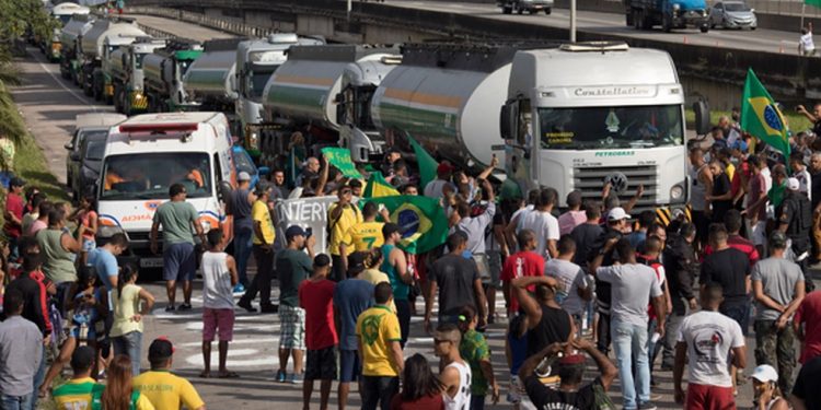 Após nova alta do diesel, caminhoneiros voltam a falar em greve