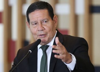 Mourão diz que governo falhou ao não fazer campanha pelo uso de máscara e contra aglomeração