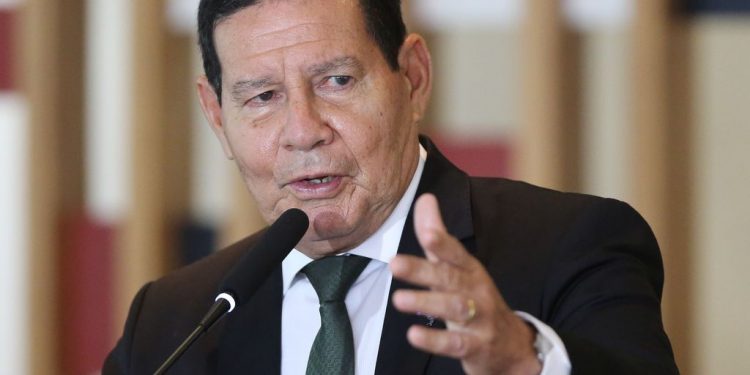 Mourão diz que governo falhou ao não fazer campanha pelo uso de máscara e contra aglomeração