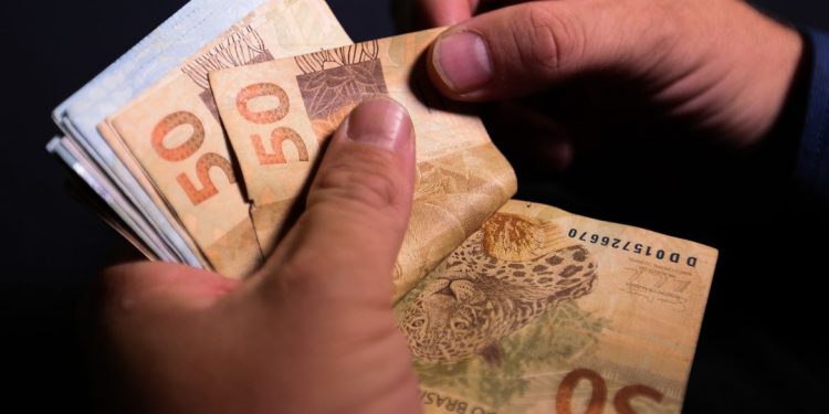 Bolsa família começa a ser pago hoje a 14 milhões de famílias