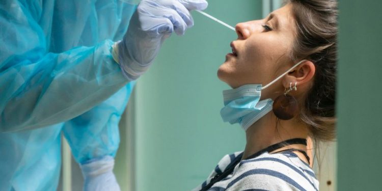 Testes de antígeno são distribuídos a serviços de emergência para diagnóstico mais rápido