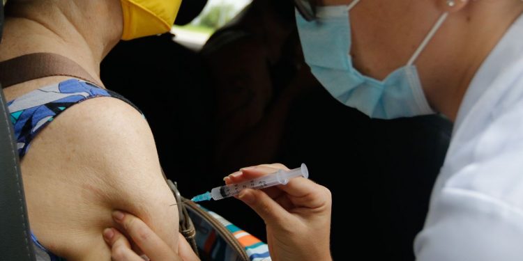 Anvisa aprova registro de vacina e de medicamento contra covid-19