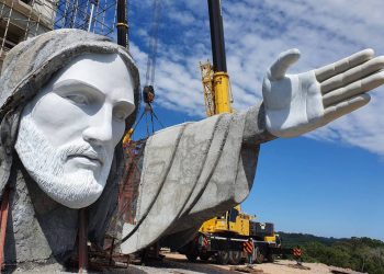 Gaúchos constroem estátua de Cristo maior que a do Rio