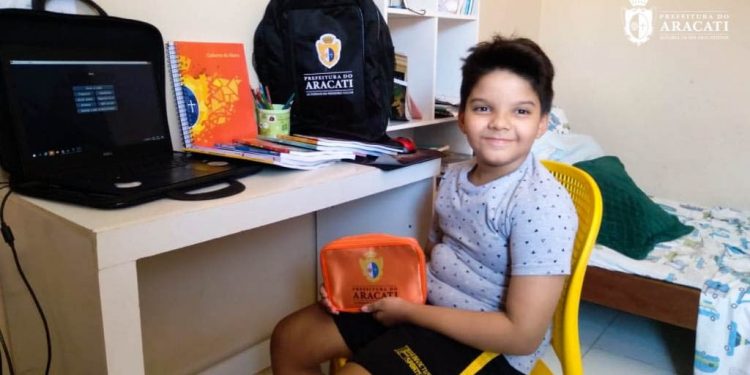Prefeitura do Aracati entrega kits de materiais didáticos para alunos da rede pública