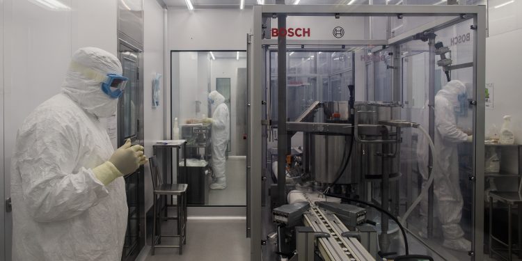 Senado aprova projeto que permite uso de fábricas de produtos veterinários para vacinas contra Covid